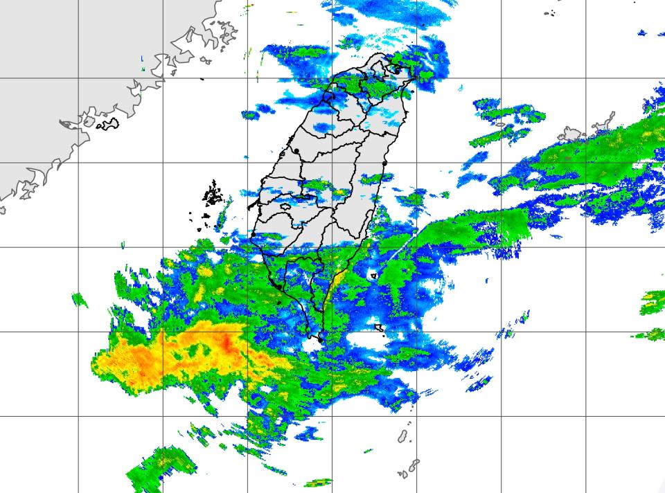 南部地區仍有短暫陣雨，中部地區及北部山區大致多雲、偶有零星飄雨，北部平地則為多雲偶透光的天氣。