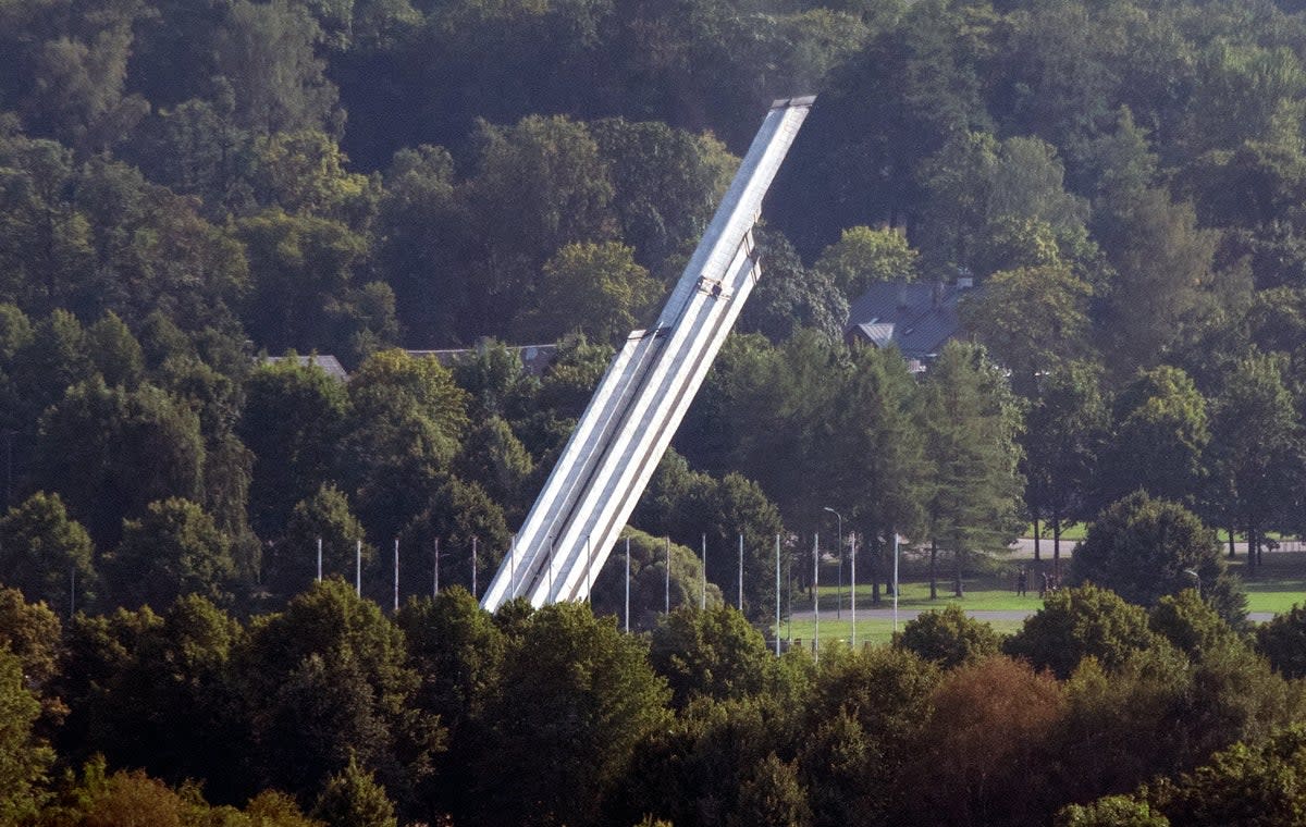 EUROPA-MONUMENTOS SOVIÉTICOS (AP)