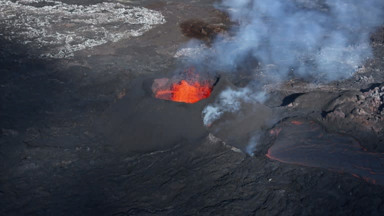 Vue aérienne d'une éruption volcanique au Sundhnúkagígar, à Svartsengi, dans le sud-ouest de l'Islande, le 13 avril 2024 (Jeremie RICHARD)