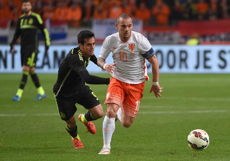 Netherland's Wesley Sneijder (R) vies with Spain's Juanmi during the friendly football match Netherlands vs Spain in Amsterdam, on March 31, 2015