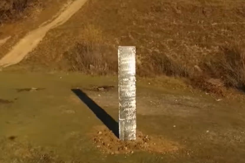 <p>A metal monolith has been found in Romania</p> (Jurnal FM)