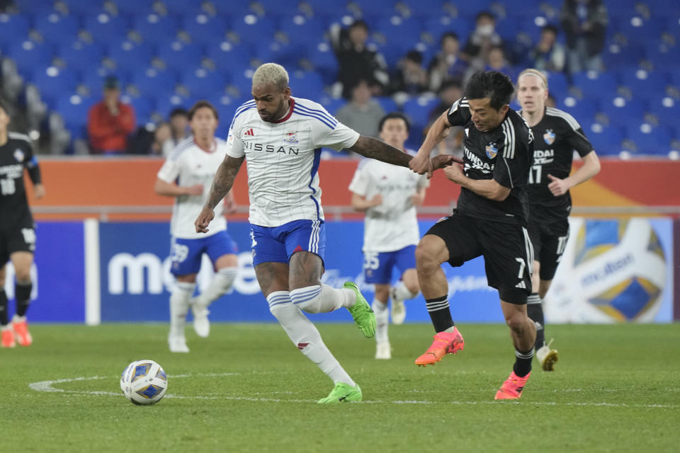 Yokohama F. Marinos' Anderson Lopes, left, is blocked by Ulsan Hyundai's Ko Seung-beom during the first leg of the AFC Champions League semifinal soccer match at the Ulsan Munsu Football Stadium in Ulsan, South Korea, Wednesday, April 17, 2024. (AP Photo/Ahn Young-joon)