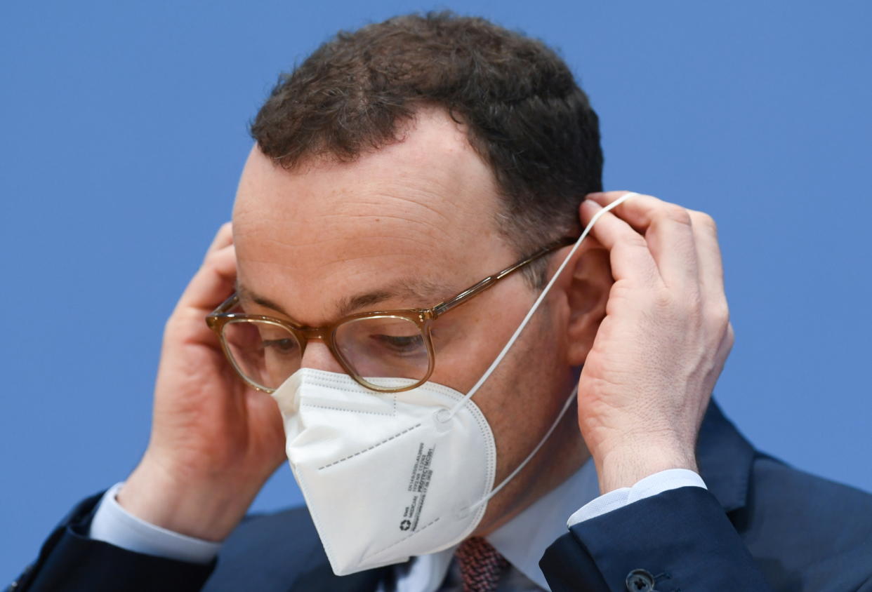 Gesundheitsminister Spahn setzt sich nach einer Pressekonferenz die Maske auf (Bild: REUTERS/Annegret Hilse/Pool)