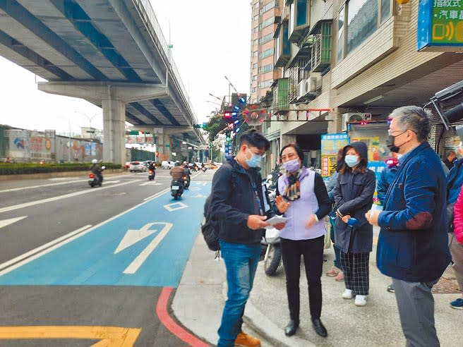 三重環河南路因筆直加上車況複雜，造成車禍頻傳，新北市議員李翁月娥1日會勘，馬路防滑係數低於標準值65BPN，交通局表示將於年底前改善路面。（戴上容攝）