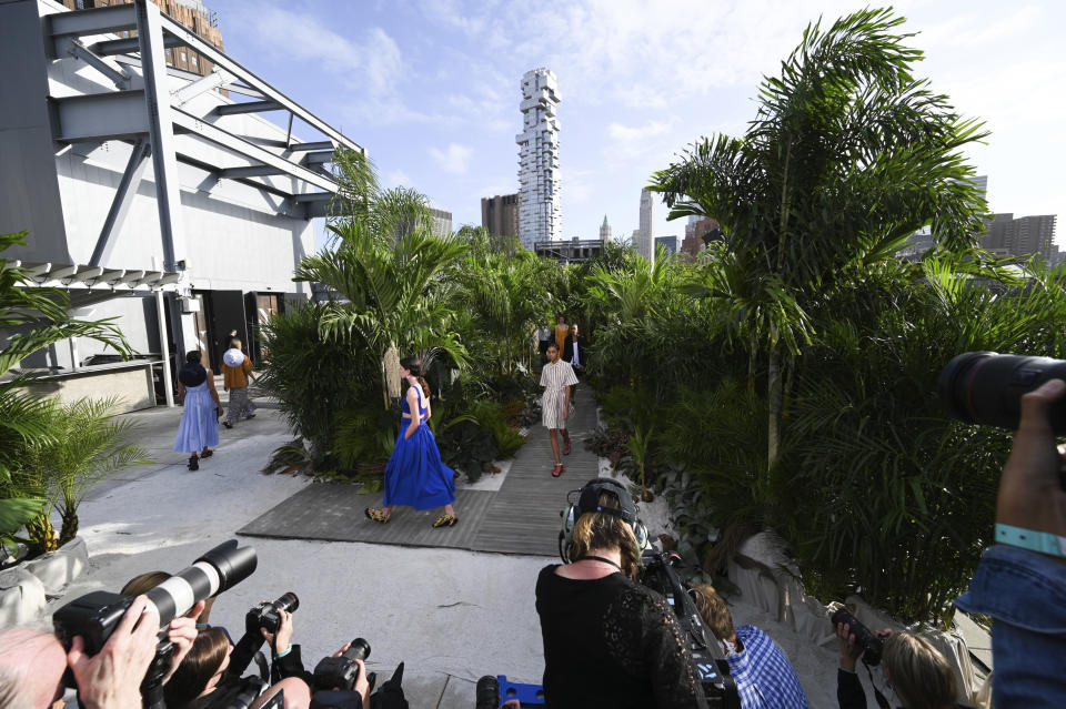 Modelos recorren la pasarela durante la presentación de la colección primavera-verano 2021 de Jason Wu en la Semana de la Moda de Nueva York, el domingo 13 de septiembre del 2020 en Nueva York. (Foto por Evan Agostini/Invision/AP)