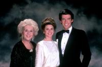 <p>Und Brosnans Partnerinnen in "Remington Steele"? Während Stephanie Zimbalist (Mitte) nach dem Erfolg als Detektivin Laura Holt nie mehr über TV-Gastrollen hinauskam, landete Doris Roberts, die die Sekretärin Mildred spielte, einen weiteren Serien-Hit: In der Sitcom "Alle lieben Raymond" mimte die im 2016 verstorbene Roberts das Familienoberhaupt. (Bild: Fox Home Entertainment)</p> 