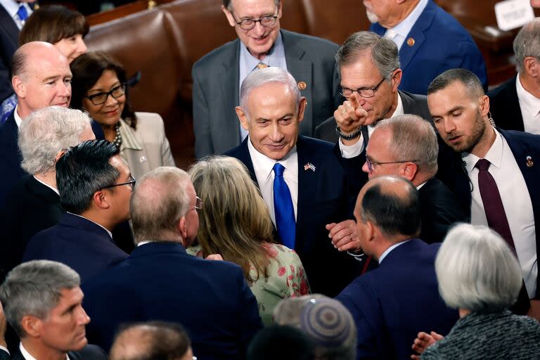 Benjamin Netanyahu habla con los legisladores luego de su discurso.  (Anna Moneymaker / Getty Images via AFP)