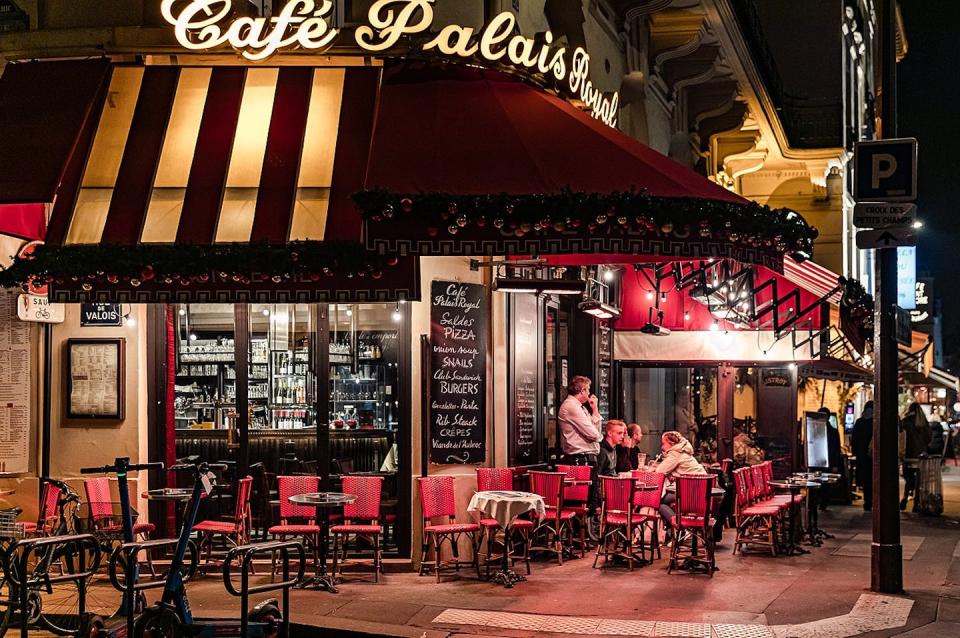 Terraza del café Palais Royal en París, Francia. <a href="https://flickr.com/photos/37583176@N00/51689770849" rel="nofollow noopener" target="_blank" data-ylk="slk:Ninara / Flickr;elm:context_link;itc:0;sec:content-canvas" class="link ">Ninara / Flickr</a>, <a href="http://creativecommons.org/licenses/by/4.0/" rel="nofollow noopener" target="_blank" data-ylk="slk:CC BY;elm:context_link;itc:0;sec:content-canvas" class="link ">CC BY</a>