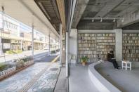 Como si de una plaza se tratara, en el centro de la biblioteca un banco de hormigón circular con forma de piscina invita a la gente a sentarse a disfrutar de la lectura. (Foto: <a href="http://www.kinoshitahiroshi.jp/" rel="nofollow noopener" target="_blank" data-ylk="slk:Hiroshi Kinoshita and Associates;elm:context_link;itc:0;sec:content-canvas" class="link ">Hiroshi Kinoshita and Associates</a>).