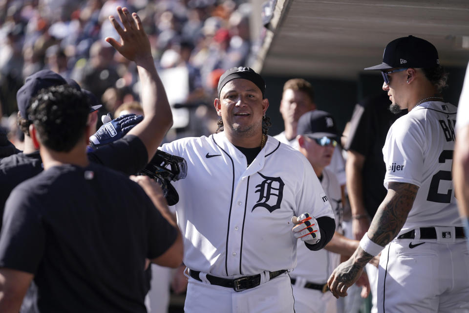 El venezolano Miguel Cabrera de los Tigres de Detroit celebra el elevado de sacrificio en la séptima entrada ante los Guardianes de Cleveland el sábado 30 de septiembre del 2023. (AP Foto/Paul Sancya)