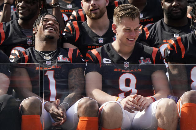 Bengals take team photos, reveal first look at Super Bowl LVI locker room