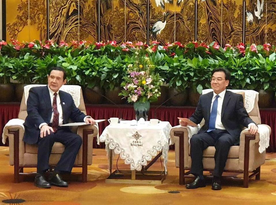 馬英九(左)拜謁南京中山陵及與江蘇省委書記(右)會面時，分別說出中華民國與台灣總統。（中時資料照／藍孝威攝）