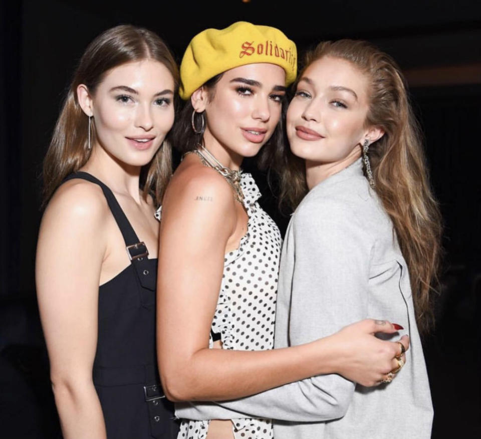 <p>“En un sándwich de supermodelos”, comentó Dua Lipa el 21 de junio tras compartir este posado. Y la respuesta de Gigi Hadid no se hizo esperar: “Tú sí que eres una supermodelo”. (Foto: Instagram / <a rel="nofollow noopener" href="https://www.instagram.com/dualipa/?hl=es" target="_blank" data-ylk="slk:@dualipa;elm:context_link;itc:0;sec:content-canvas" class="link ">@dualipa</a>). </p>