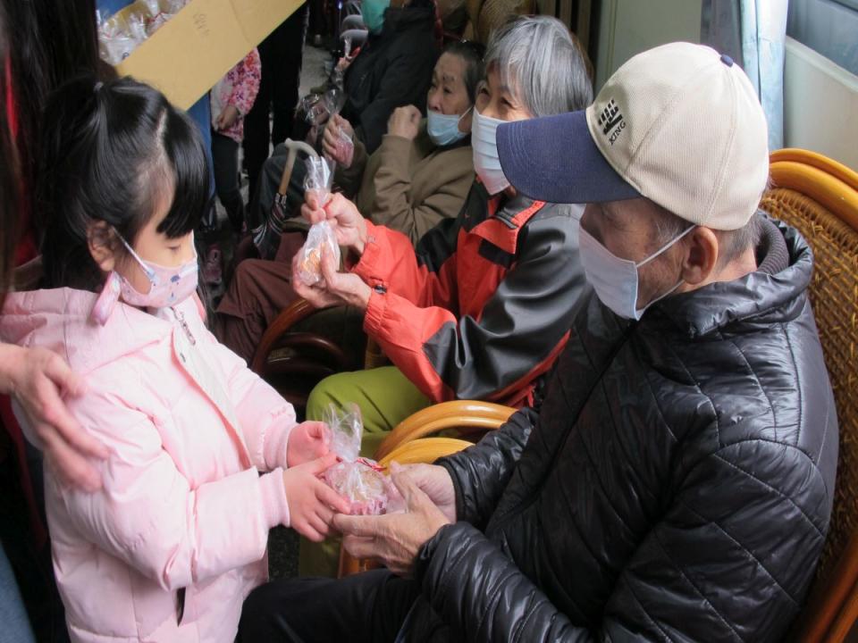 台中龍井幼兒園幼兒園寒冬送暖意，賀年舞曲，溫暖龍井多元照顧中心長輩們的心。（圖：龍井多元照顧中心提供）