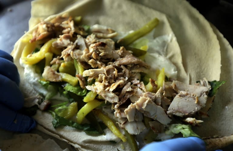 Un shawarma de pollo, servido en un restaurante en Jounieh, al norte de Beirut, el 17 de octubre de 2014 (Joseph Eid)