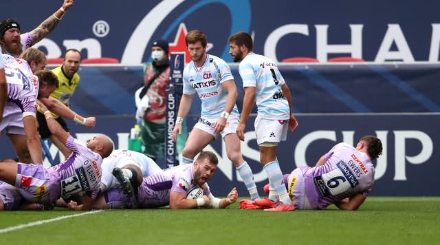 Luke Cowan-Dickie, centre, scores Exeter's first try