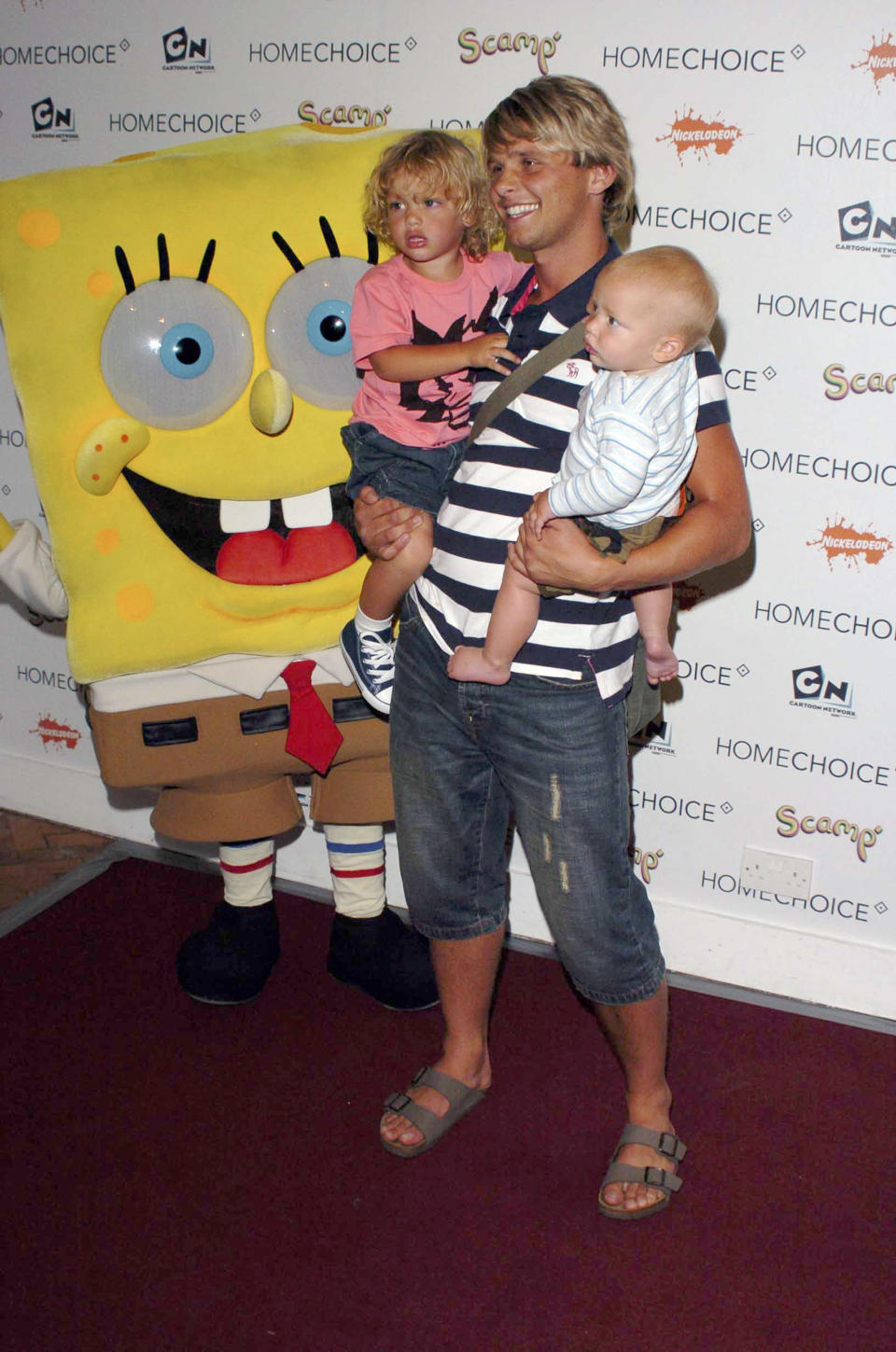 Jeff Brazier and his sons Bobby Jack (L) and Freddie (R) attend the HomeChoice Enchanted Wood Tea Party at The Music Room on July 20, 2005 in London, England.  (Photo by Chris Harding/Getty Images) 