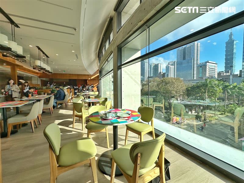 「eslite café」擁有大片透明落地窗，可以眺望台北101、大巨蛋。（圖／記者劉沛妘攝影）