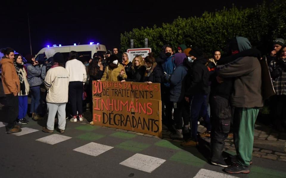 Une cinquantaine de personnes se sont rassemblées près du port de Calais pour rendre hommage aux migrants disparus dans le naufrage de leur embarcation. - François Lo Presti