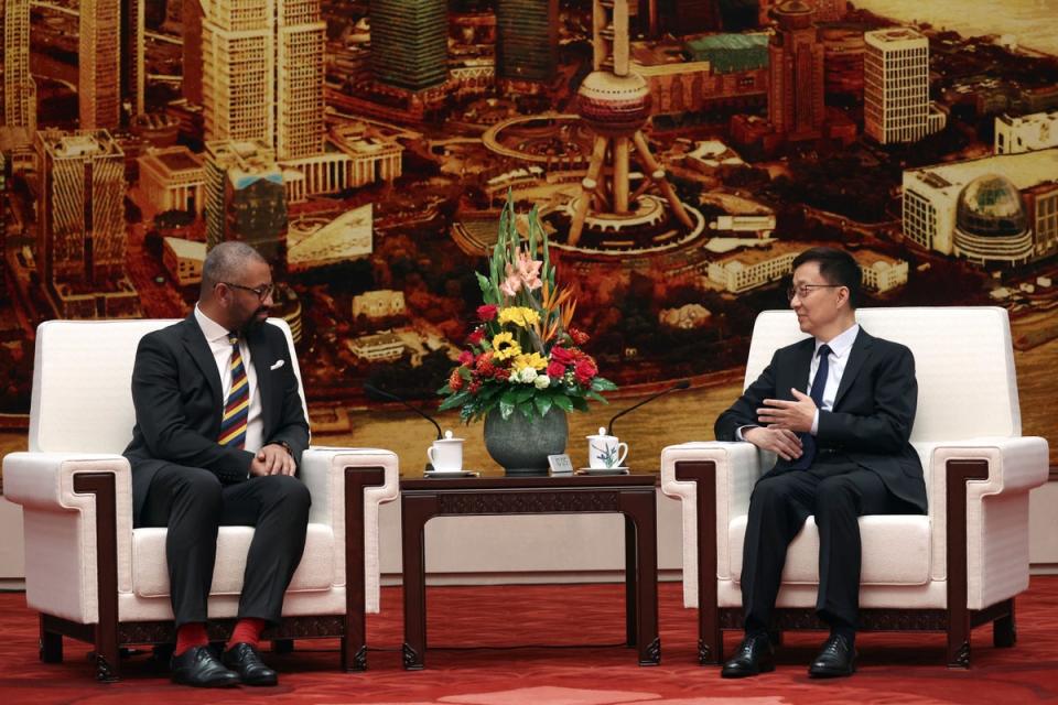 外交大臣詹姆斯·克莱弗利（左）会见中国国家副主席韩正（Florence Lo/美联社泳池照片）（美联社）