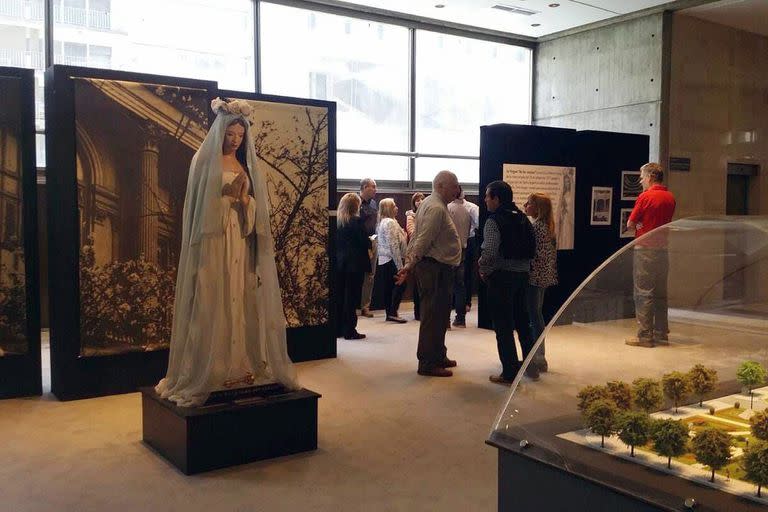 Una figura de papel maché fabricada para una escenografía fue rescatada ilesa de las llamas y hoy es venerada como la “Virgen de las Cenizas”