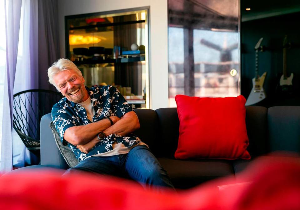 Sir Richard Branson, fotografiado a bordo del Scarlet Lady de Virgin Voyages durante un recorrido de los medios por el barco crucero que estaba atracado en Port Miami, el martes 28 de septiembre de 2021.