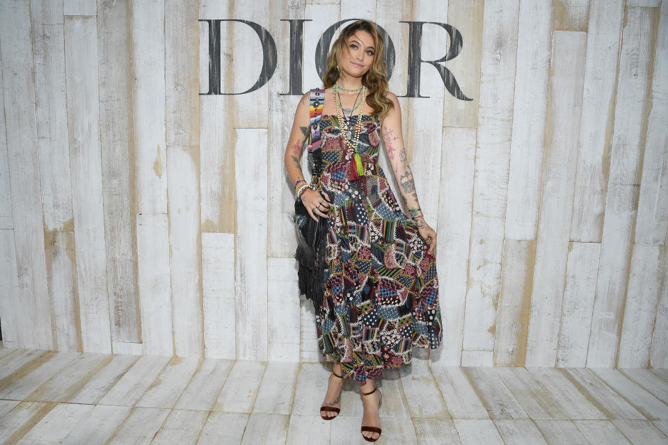 Kurz nach diesem Schnappschuss soll schon Schluss gewesen sein: Wegen des Umgangs mit den Pferden habe Paris Jackson die Fashionshow von Dior in Chantilly frühzeitig verlassen. (Bild: Getty Images)