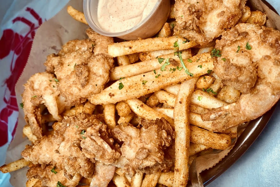 <b>Photo: </b><b>Cathy C./<a href="https://yelp.com/biz_photos/the-crab-shack-long-beach-2?utm_campaign=e22ca561-bbd2-45f0-8369-f49d07427cf1%2C5f06b26c-be37-403f-9304-551f7810b7a1&utm_medium=81024472-a80c-4266-a0e5-a3bf8775daa7" rel="nofollow noopener" target="_blank" data-ylk="slk:Yelp;elm:context_link;itc:0;sec:content-canvas" class="link ">Yelp</a></b>