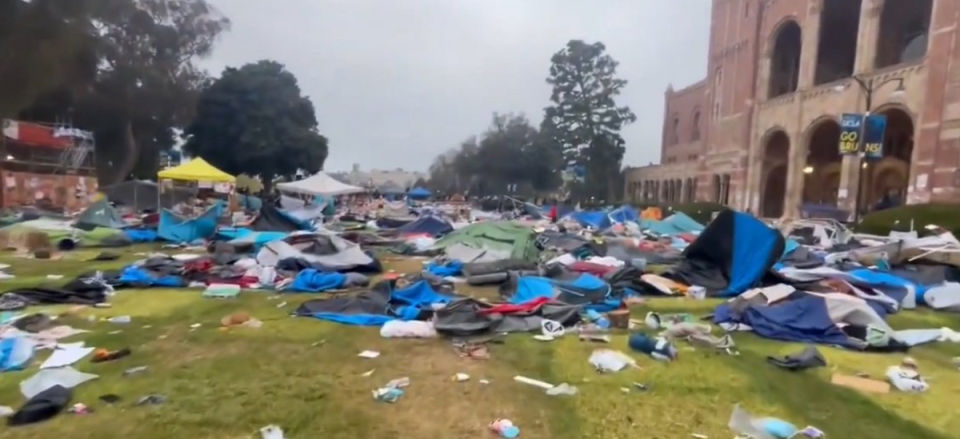 警察們將示威者位於加州大學洛杉磯分校中心廣場的抗議營地一一拆除。   圖：翻攝自 Mike Netter X（前推特）帳號