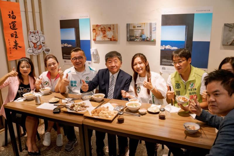 ▲民進黨台北市長參選人陳時中的宵夜美食文遭爆盜圖美食部落客，小編緊急道歉滅火。（圖／翻攝陳時中臉書）