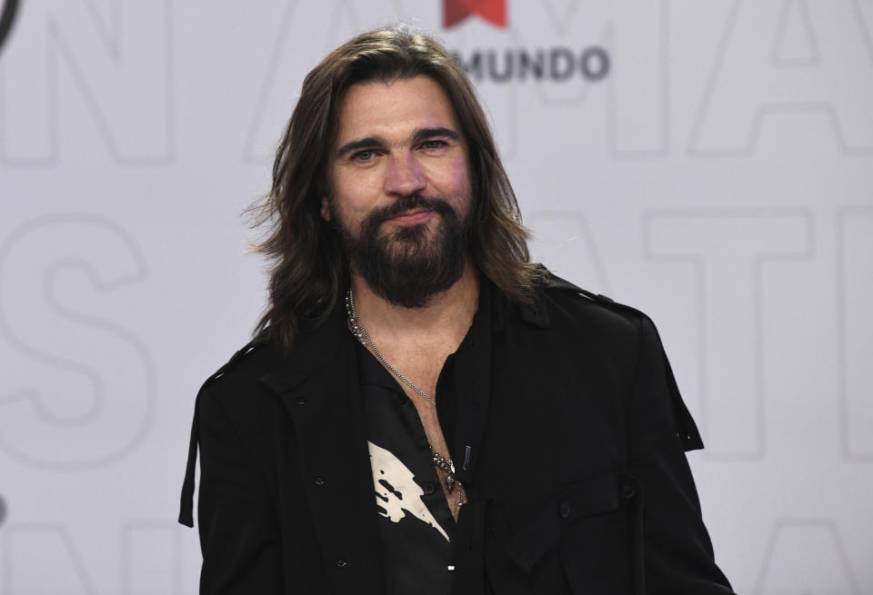 En esta foto del 15 de abril de 2021, Juanes llega a la ceremonia de los Latin American Music Awards en Sunrise, Florida. El rockero colombiano lanzó el viernes "Origen", su 10mo álbum. (AP Foto/Taimy Alvarez)