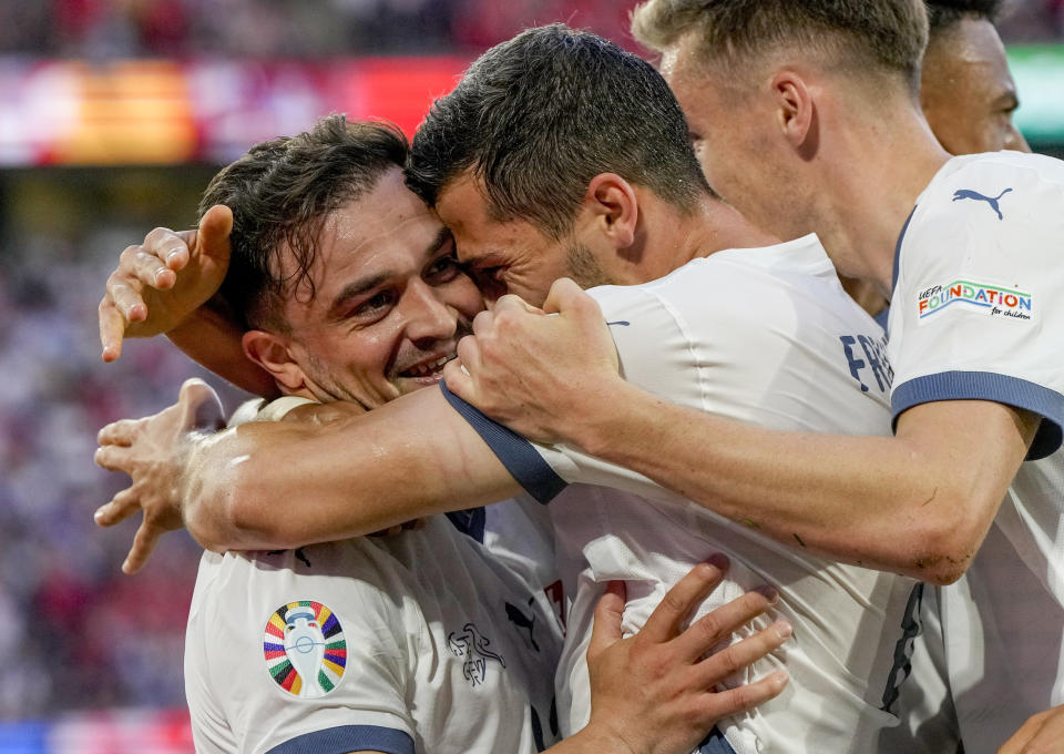 Xherdan Shaqiri, de Suiza, festeja su tanto ante Escocia en un partido de la Eurocopa de naciones, realizado el miércoles 19 de junio de 2024 en Colonia, Alemania (AP Foto/Martin Meissner)