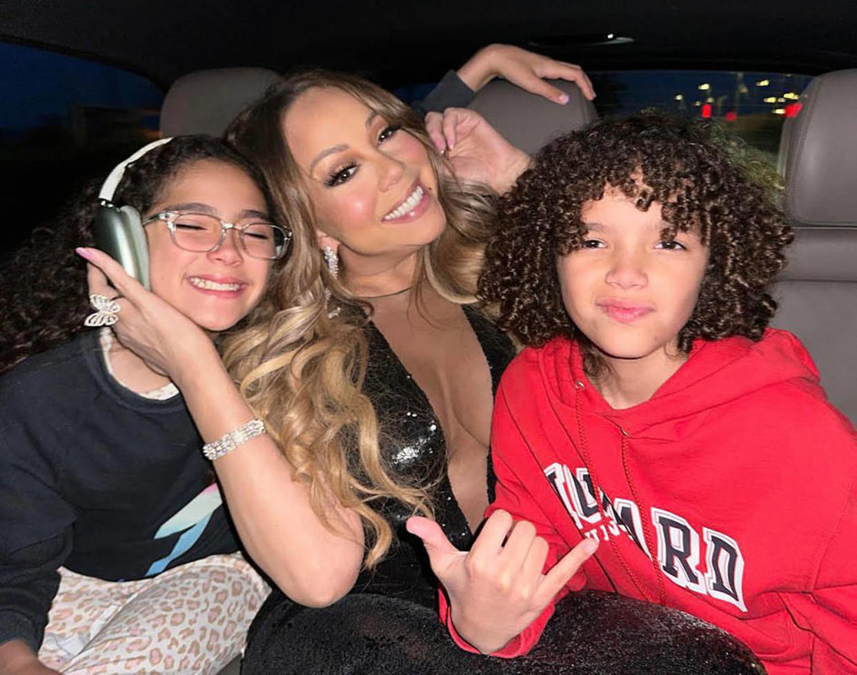 Mariah Carey Loves To Share The Stage With Twins Roc And Roe 