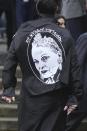 Un invitado llega a la misa conmemorativa para la fallecida diseñadora Vivienne Westwood en la Catedral de Southwark, en Londres, el jueves 16 de febrero de 2023. (Foto AP/Kin Cheung)