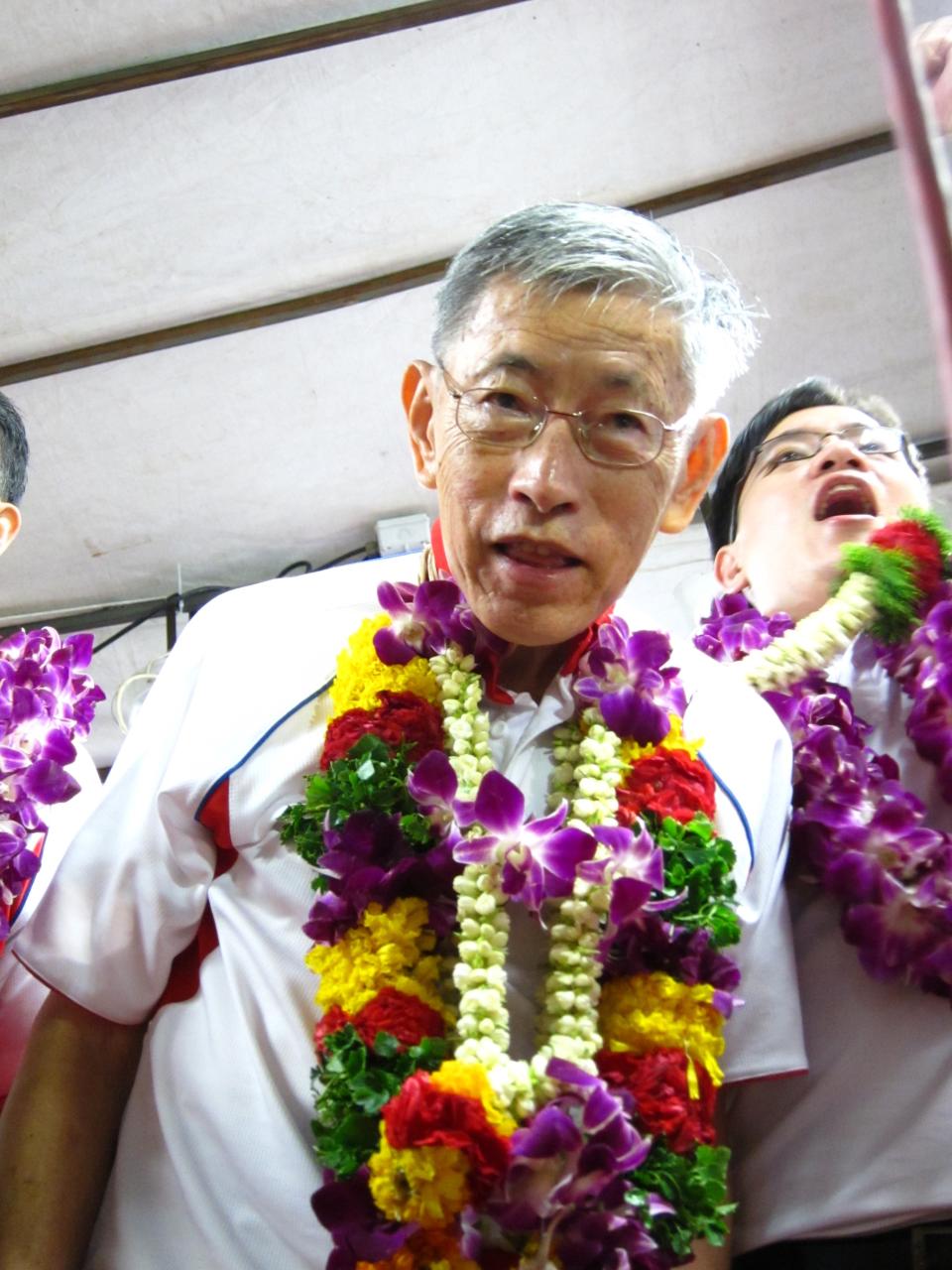 Potong Pasir residents rally behind 27-year incumbent, Chiam See Tong. (Yahoo! photo/ Ewen Boey)