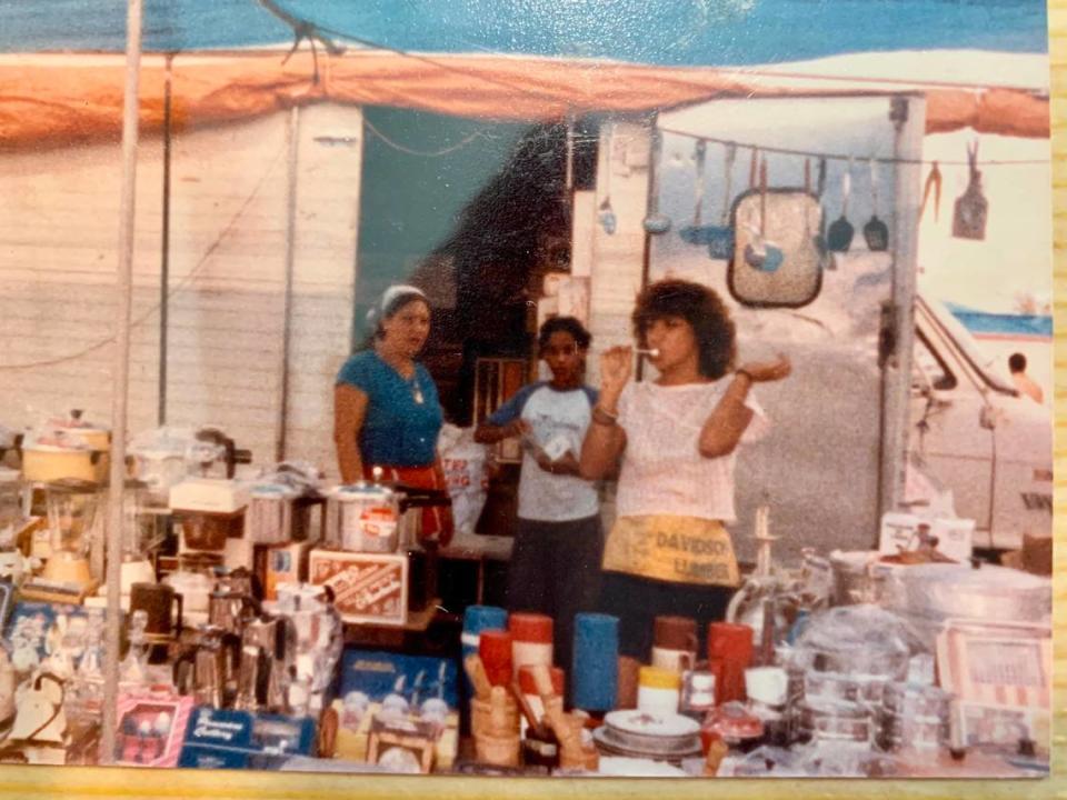 La familia Pérez en el Pulguero Opa-locka Hialeah en los años 80. De izquierda a derecha: Esther Pérez, Cynthia Pérez y Mercedes Holtzman.