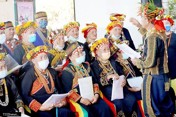 在屏縣三地門鄉舉辦的古謠傳唱部落分享中，青葉部落賴次郎帶領耆老們演唱動人的古謠。<br /><br />（記者毛莉攝）
