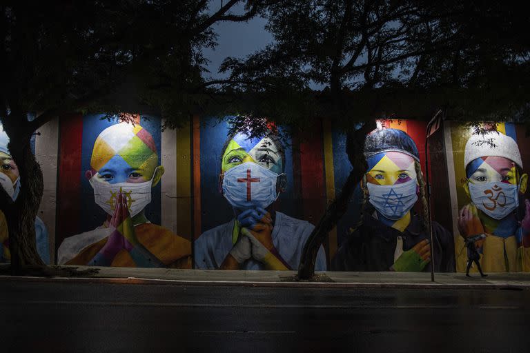 Un mural del artista Eduardo Kobra en honor a las víctimas del Covid-19 en San Pablo, Brasil
