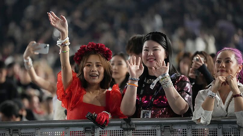 Des fans assistent à un concert de Taylor Swift dans le cadre de la tournée "Eras Tour" au Tokyo Dome, mercredi 7 février 2024, à Tokyo