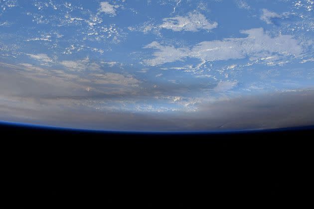 <p>Les nuages de cendres du volcan Hunga Tonga photographiés depuis la Station spatiale internationale (ISS).</p>