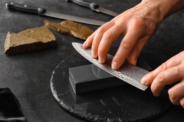 Au moins deux fois par mois” : Norbert Tarayre dévoile sa technique pour  aiguiser et affûter parfaitement vos couteaux !