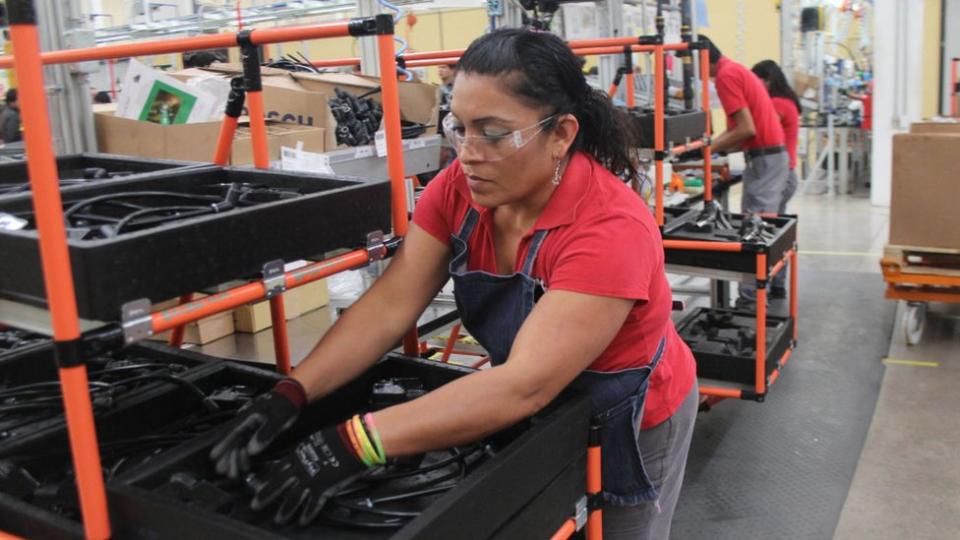 Una mujer en una fábrica de manufacturas