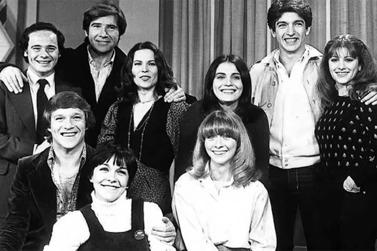 Adrián Ghío junto al elenco de la telenovela Vivir con todo: Pablo Codevilla, Germán Kraus, Leonor Manso, Virginia Lago, Ricardo Darín, Alicia Zanca y Mariana Karr