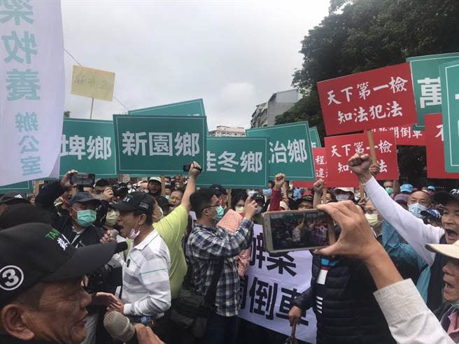 綠委蘇震清服務處11日集結800人從屏東北上看守所聲援，要求蘇保重身體。（記者蔡雯如攝）