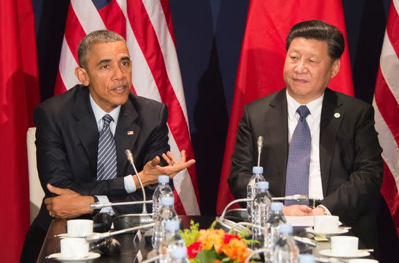 US President Barack Obama (L) speaks with with Chinese President Xi Jinxing during a bilateral meeting ahead of the opening of the Paris climate change conference, Nov. 30, 2015.