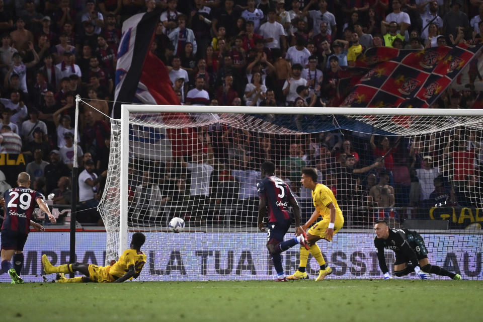 El franco-senegalés Boulaye Dia, del Salernitana, anota para el empate 1-1 contra Bolonia, en la Serie A, en el estadio Renato Dall'Ara, en Bolonia, Italia, el jueves 1 de septiembre de 2022. (Massimo Paolone/LaPresse vía AP)