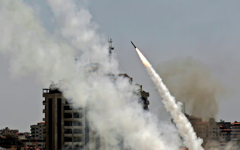 Un misil sale disparado de Gaza con destino a un objetivo israelí