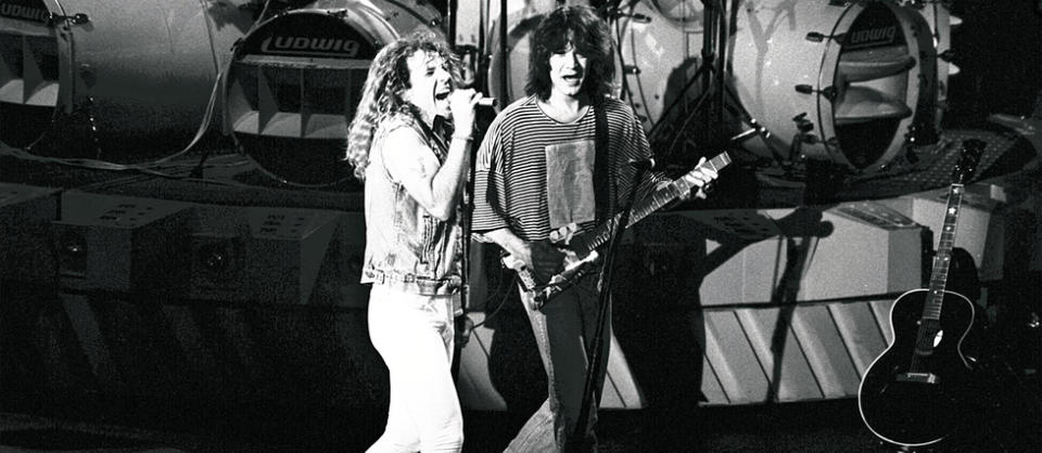 Eddie Van Halen, à droite (avec Sammy Hagar qui remplaça David Lee Roth), en 1989.
