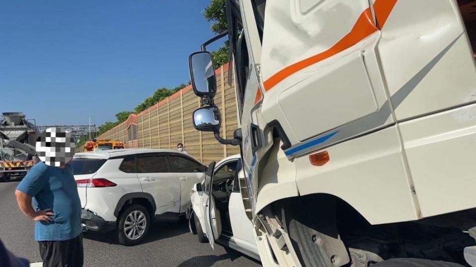 現場一輛大貨車與3輛自小客車撞成一團。（圖／翻攝台南道路救援張家班臉書）