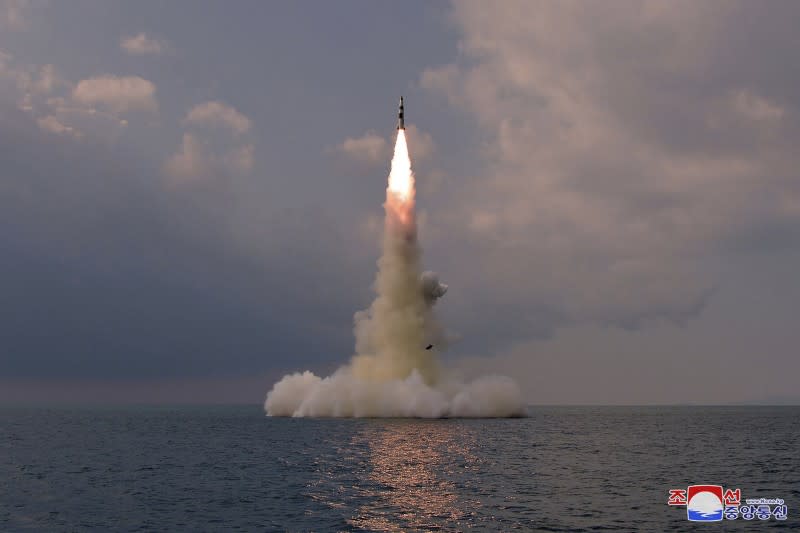 2021年10月19日，北韓向日本海試射潛射飛彈，再次引起國際社會關注。（美聯社）